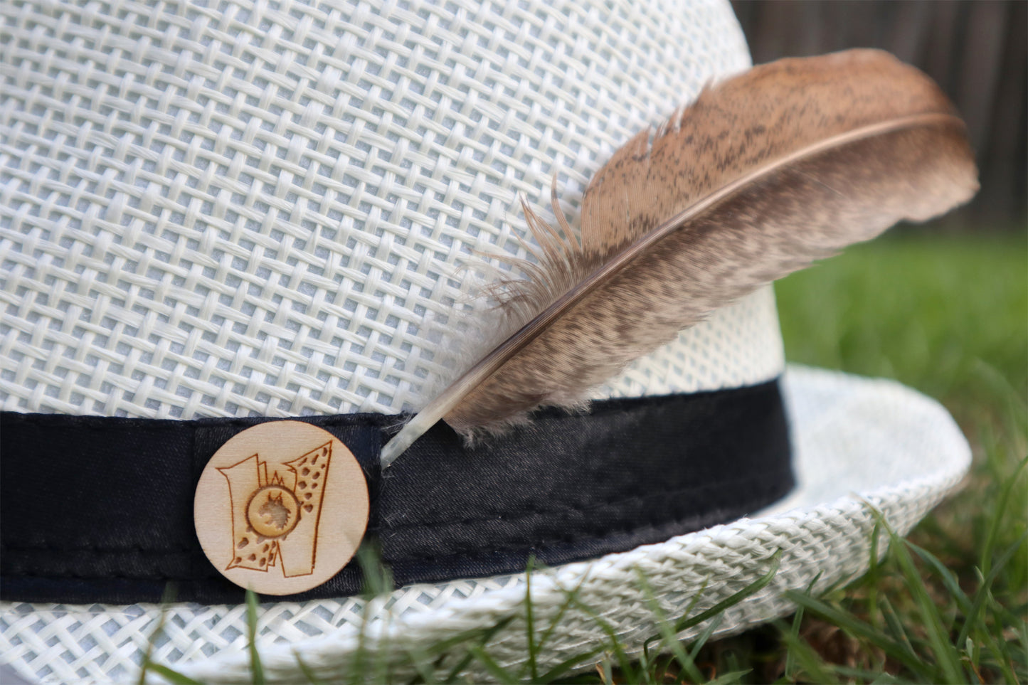 Papierhut mit Patch und Feder