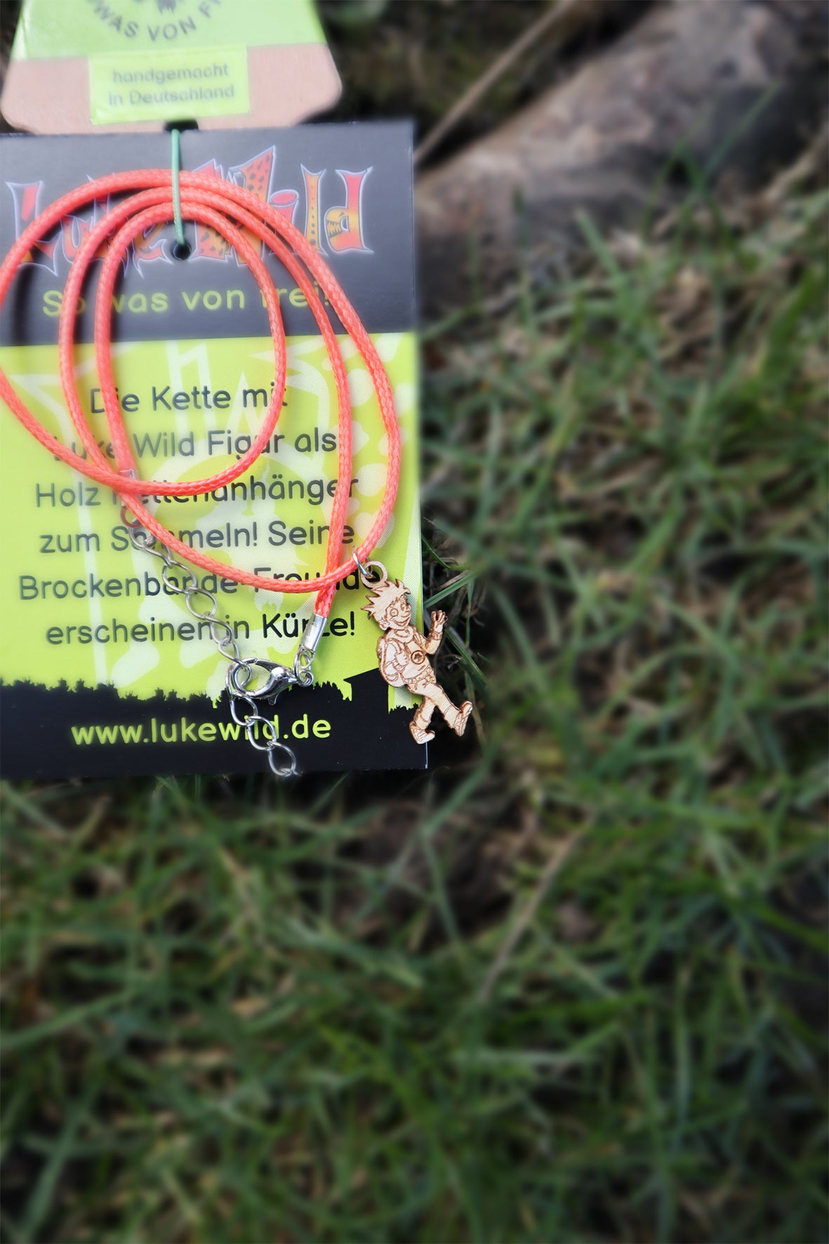 Halskette mit Holzanhänger