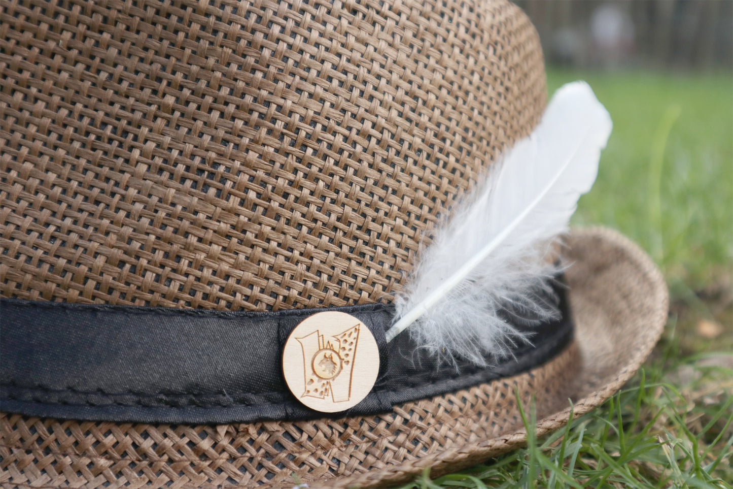 Papierhut mit Patch und Feder