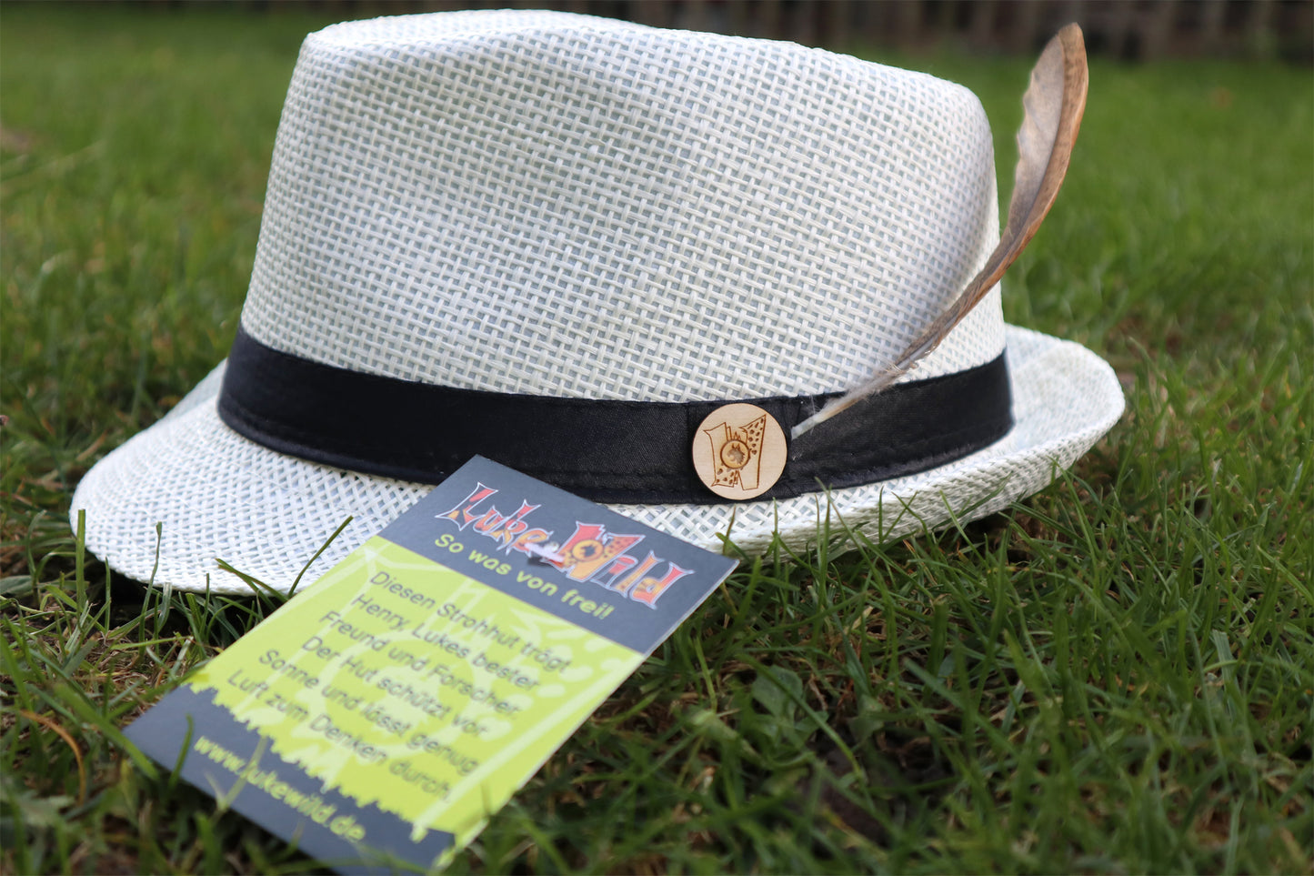 Papierhut mit Patch und Feder